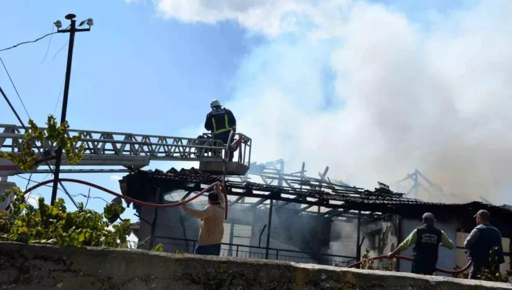 Antalya’da 2 Katlı Ev Yangında Küle Döndü